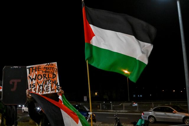 28 November 2025, Bavaria, Neu-Ulm: Demonstrators with flags in the Palestinian colors stand in front of the ratiopharm arena ahead of the World Cup European qualifier Basketball match between Germany and Israel. Photo: Harry Langer/dpa