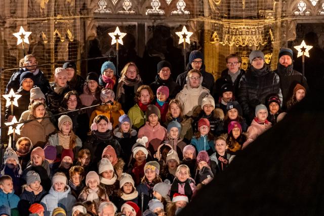 28 November 2025, Bavaria, Nuremberg: A children's choir sings in the run-up to the ceremonial prologue of the Nuremberg Christ Child at the opening of the Nuremberg Christmas Market 2025. Photo: Daniel Karmann/dpa