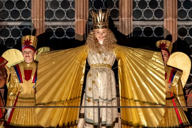28 November 2025, Bavaria, Nuremberg: The new Nuremberg Christkind Nora Falk (C) officially opens the Nuremberg Christkindlesmarkt 2025 on the gallery of the Frauenkirche with a festive prologue. Photo: Daniel Karmann/dpa