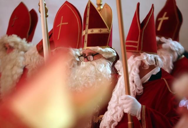28 November 2025, Bavaria, Missen-Wilhams: St. Nicholas actors sit at the 13th International St. Nicholas Meeting in the parish church of St. Martin during an ecumenical sending-out service. Photo: Karl-Josef Hildenbrand/dpa