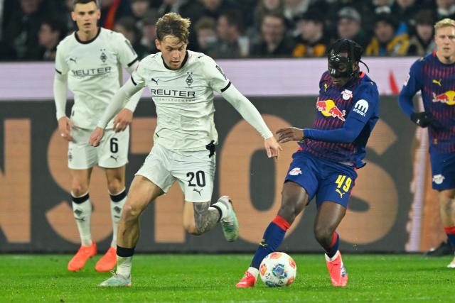 28 November 2025, North Rhine-Westphalia, Moenchengladbach: Moenchengladbach's Luca Netz (R) and Leipzig's Yan Diomande battle for the ball during the German Bundesliga soccer match between Bor. Moenchengladbach and RB Leipzig at Stadion im Borussia-Park. Photo: Ulrich Hufnagel/dpa - WICHTIGER HINWEIS: Gemäß den Vorgaben der DFL Deutsche Fußball Liga bzw. des DFB Deutscher Fußball-Bund ist es untersagt, in dem Stadion und/oder vom Spiel angefertigte Fotoaufnahmen in Form von Sequenzbildern und/oder videoähnlichen Fotostrecken zu verwerten bzw. verwerten zu lassen.