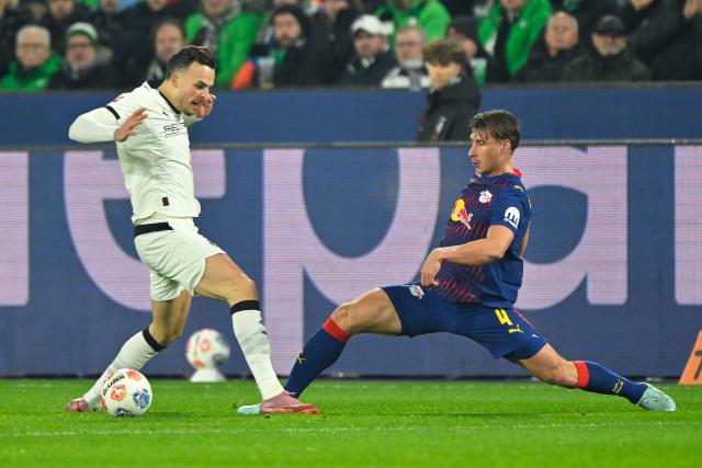 28 November 2025, North Rhine-Westphalia, Moenchengladbach: Moenchengladbach's Haris Tabakovic (L) and Leipzig's Willi Orban battle for the ball during the German Bundesliga soccer match between Bor. Moenchengladbach and RB Leipzig at Stadion im Borussia-Park. Photo: Ulrich Hufnagel/dpa - WICHTIGER HINWEIS: Gemäß den Vorgaben der DFL Deutsche Fußball Liga bzw. des DFB Deutscher Fußball-Bund ist es untersagt, in dem Stadion und/oder vom Spiel angefertigte Fotoaufnahmen in Form von Sequenzbildern und/oder videoähnlichen Fotostrecken zu verwerten bzw. verwerten zu lassen.