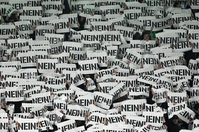 28 November 2025, North Rhine-Westphalia, Moenchengladbach: Gladbach fans protest in their block during the German Bundesliga soccer match between Bor. Moenchengladbach and RB Leipzig at Stadion im Borussia-Park. Photo: Ulrich Hufnagel/dpa - WICHTIGER HINWEIS: Gemäß den Vorgaben der DFL Deutsche Fußball Liga bzw. des DFB Deutscher Fußball-Bund ist es untersagt, in dem Stadion und/oder vom Spiel angefertigte Fotoaufnahmen in Form von Sequenzbildern und/oder videoähnlichen Fotostrecken zu verwerten bzw. verwerten zu lassen.