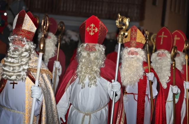 28 November 2025, Bavaria, Missen-Wilhams: St. Nicholas actors parade towards the parish church of St. Martin at the 13th International St. Nicholas Meeting. Photo: Karl-Josef Hildenbrand/dpa