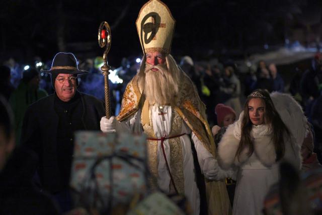 28 November 2025, Bavaria, Missen-Wilhams: St. Nicholas actors parade towards the parish church of St. Martin at the 13th International St. Nicholas Meeting. Photo: Karl-Josef Hildenbrand/dpa