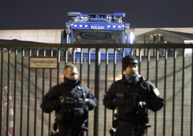 28 November 2025, Hesse, Giessen: Police secure the access roads to the exhibition grounds in Giessen, where thousands of counter-demonstrators are expected to attend the planned re-founding of the Alternative for Germany (AfD) youth organization on Saturday. Photo: Boris Roessler/dpa