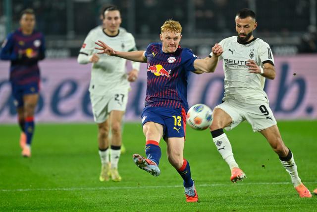 28 November 2025, North Rhine-Westphalia, Moenchengladbach: Moenchengladbach's Franck Honorat (R) and Leipzig's Nicolas Seiwald battle for the ball during the German Bundesliga soccer match between Bor. Moenchengladbach and RB Leipzig at Stadion im Borussia-Park. Photo: Ulrich Hufnagel/dpa - WICHTIGER HINWEIS: Gemäß den Vorgaben der DFL Deutsche Fußball Liga bzw. des DFB Deutscher Fußball-Bund ist es untersagt, in dem Stadion und/oder vom Spiel angefertigte Fotoaufnahmen in Form von Sequenzbildern und/oder videoähnlichen Fotostrecken zu verwerten bzw. verwerten zu lassen.