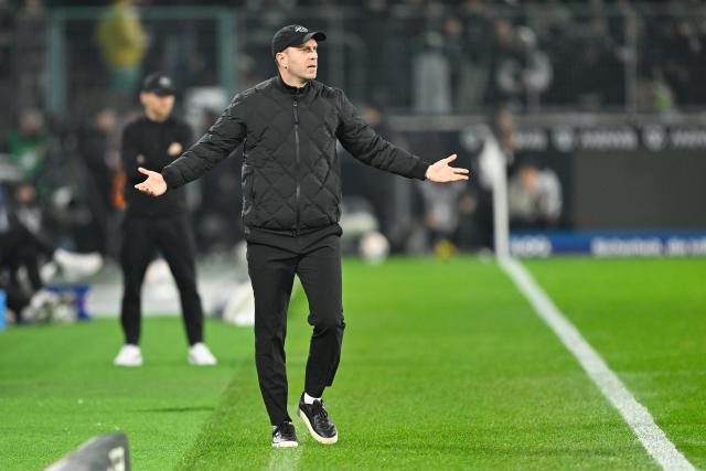 28 November 2025, North Rhine-Westphalia, Moenchengladbach: RB Leipzig coach Ole Werner gestures on the touchline during the German Bundesliga soccer match between Bor. Moenchengladbach and RB Leipzig at Stadion im Borussia-Park. Photo: Ulrich Hufnagel/dpa - WICHTIGER HINWEIS: Gemäß den Vorgaben der DFL Deutsche Fußball Liga bzw. des DFB Deutscher Fußball-Bund ist es untersagt, in dem Stadion und/oder vom Spiel angefertigte Fotoaufnahmen in Form von Sequenzbildern und/oder videoähnlichen Fotostrecken zu verwerten bzw. verwerten zu lassen.