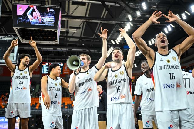 28 November 2025, Bavaria, Neu-Ulm: (L-R) Germany's Norris Agbakoko, Jack Kayil, Malte Delow, Jonas Mattisseck and Louis Olinde celebrate the victory with the fans after the World Cup European qualifier Basketball match between Germany and Israel at the ratiopharm arena. Photo: Harry Langer/dpa
