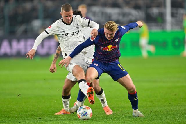 28 November 2025, North Rhine-Westphalia, Moenchengladbach: Moenchengladbach's Nico Elvedi (L) and Leipzig's Conrad Harder battle for the ball during the German Bundesliga soccer match between Bor. Moenchengladbach and RB Leipzig at Stadion im Borussia-Park. Photo: Ulrich Hufnagel/dpa - WICHTIGER HINWEIS: Gemäß den Vorgaben der DFL Deutsche Fußball Liga bzw. des DFB Deutscher Fußball-Bund ist es untersagt, in dem Stadion und/oder vom Spiel angefertigte Fotoaufnahmen in Form von Sequenzbildern und/oder videoähnlichen Fotostrecken zu verwerten bzw. verwerten zu lassen.