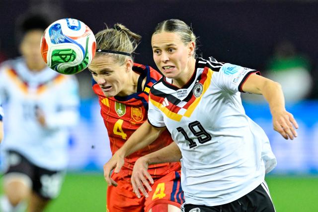 28 November 2025, Rhineland-Palatinate, Kaiserslautern: Germany's Klara Buehl (R) and Spain's Irene Paredes battle for the ball during the UEFA Women's Nations League soccer match between Germany and Spain at Fritz-Walter-Stadion. Photo: Uwe Anspach/dpa