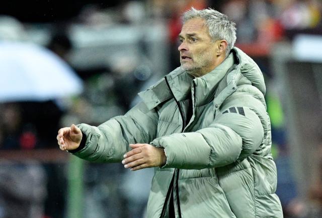 28 November 2025, Rhineland-Palatinate, Kaiserslautern: Germany coach Christian Wueck gestures on the touchline during the UEFA Women's Nations League soccer match between Germany and Spain at Fritz-Walter-Stadion. Photo: Uwe Anspach/dpa