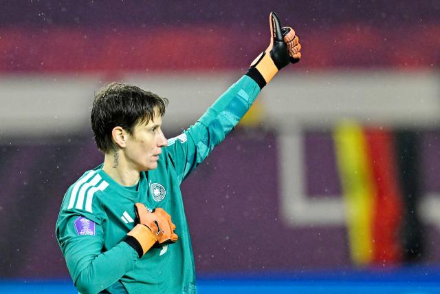 28 November 2025, Rhineland-Palatinate, Kaiserslautern: Germany goalkeeper Ann-Katrin Berger gestures during the UEFA Women's Nations League soccer match between Germany and Spain at Fritz-Walter-Stadion. Photo: Uwe Anspach/dpa