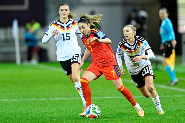 28 November 2025, Rhineland-Palatinate, Kaiserslautern: Germany's Selina Cerci (L) and Elisa Senss (R) battle for the ball with Spain's Olga Carmona during the UEFA Women's Nations League soccer match between Germany and Spain at Fritz-Walter-Stadion. Photo: Uwe Anspach/dpa