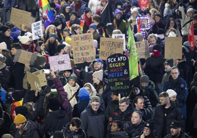 28 November 2025, Hesse, Gießen: Participants from various organizations protest in Giessen against the founding meeting of the new AfD youth organization. The demonstration is accompanied by a massive police presence. Photo: Boris Roessler/dpa