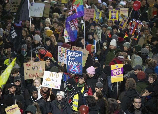 28 November 2025, Hesse, Gießen: Participants from various organizations protest in Giessen against the founding meeting of the new AfD youth organization. The demonstration is accompanied by a massive police presence. Photo: Boris Roessler/dpa