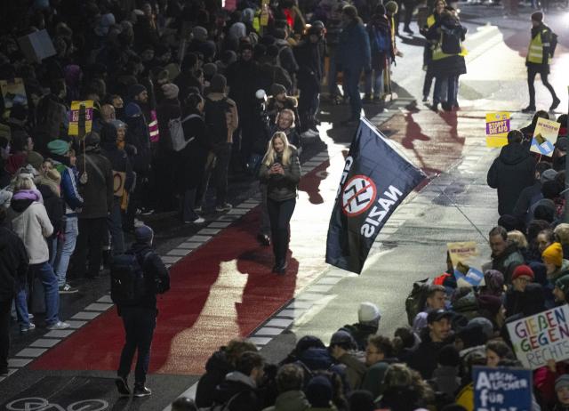 28 November 2025, Hesse, Gießen: Participants from various organizations protest in Giessen against the founding meeting of the new AfD youth organization. The demonstration is accompanied by a massive police presence. Photo: Boris Roessler/dpa