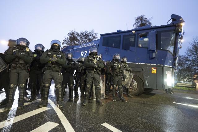 28 November 2025, Hesse, Gießen: Participants from various organizations protest in Giessen against the founding meeting of the new AfD youth organization. The demonstration is accompanied by a massive police presence. Its predecessor, the Junge Alternative (Young Alternative), which was classified as right-wing extremist, had dissolved itself. Photo: Boris Roessler/dpa