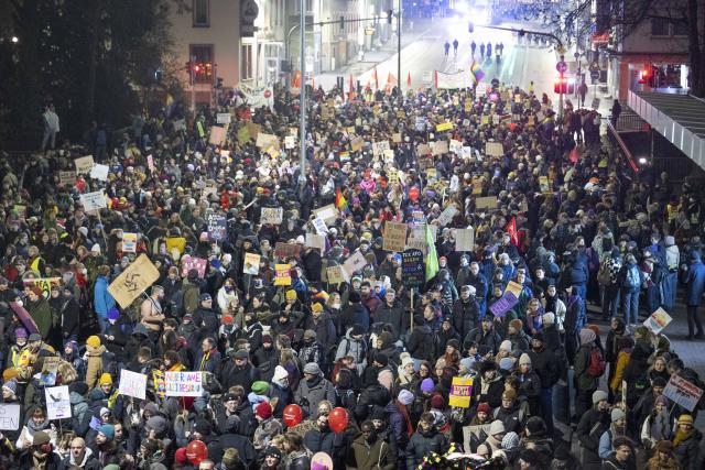 28 November 2025, Hesse, Gießen: Participants from various organizations protest in Giessen against the founding meeting of the new AfD youth organization. The demonstration is accompanied by a massive police presence. Photo: Boris Roessler/dpa