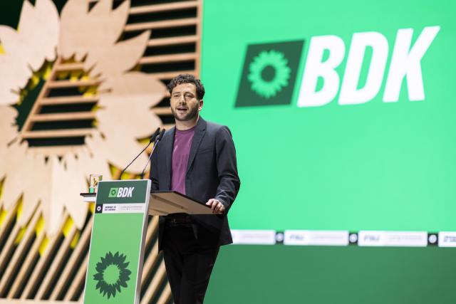 29 November 2025, Lower Saxony, Hanover: Felix Banaszak (Alliance 90/The Greens), Federal Chairman, speaks at the Federal Party Conference of Alliance 90/The Greens. Photo: Michael Matthey/dpa