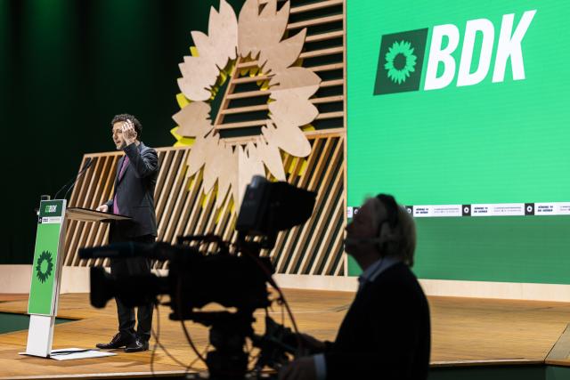 29 November 2025, Lower Saxony, Hanover: Felix Banaszak (Alliance 90/The Greens), Federal Chairman, speaks at the Federal Party Conference of Alliance 90/The Greens. Photo: Michael Matthey/dpa