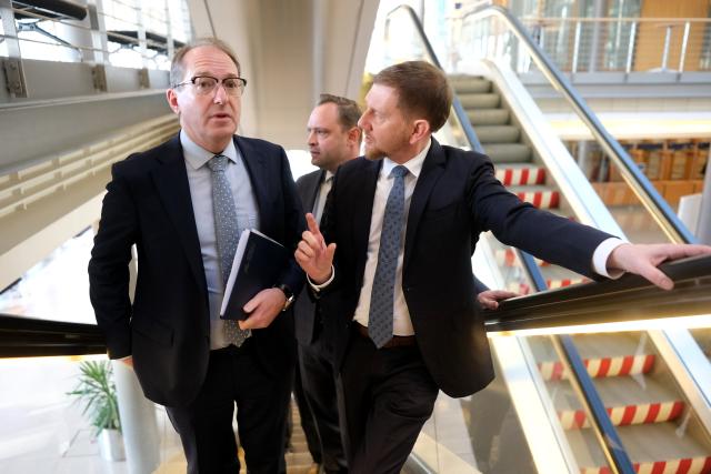 29 November 2025, Saxony, Leipzig: Alexander Dobrindt (l/ CSU), Federal Minister of the Interior, and Michael Kretschmer (r), state chairman of the CDU in Saxony and Minister President of the Free State, stand on an escalator. They are on their way to the CDU state party conference, where a new state executive is to be elected. Photo: Sebastian Willnow/dpa