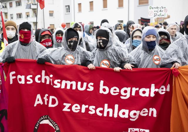 29 November 2025, Hesse, Giessen: Demonstrators protest against the founding meeting of the new AfD youth organization and hold a banner with the slogan "Bury fascism - smash the AfD". The demonstration is accompanied by a massive police presence. Photo: Boris Roessler/dpa