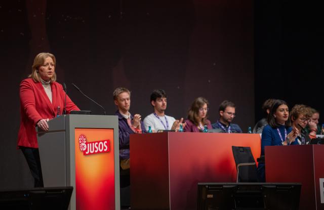 29 November 2025, Baden-Württemberg, Mannheim: German Minister of Labor and SPD party leader Baerbel Bas speaks on the second day of the Federal Congress of the Young Socialists (Jusos) in Mannheim. Photo: Harald Tittel/dpa