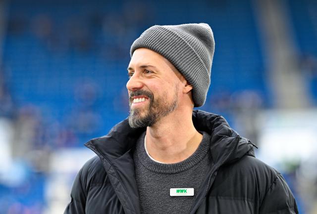29 November 2025, Baden-Wuerttemberg, Sinsheim: FC Augsburg coach Sandro Wagner pictured prior to the start of the German Bundesliga soccer match between TSG 1899 Hoffenheim and FC Augsburg at PreZero Arena. Photo: Uwe Anspach/dpa - WICHTIGER HINWEIS: Gemäß den Vorgaben der DFL Deutsche Fußball Liga bzw. des DFB Deutscher Fußball-Bund ist es untersagt, in dem Stadion und/oder vom Spiel angefertigte Fotoaufnahmen in Form von Sequenzbildern und/oder videoähnlichen Fotostrecken zu verwerten bzw. verwerten zu lassen.