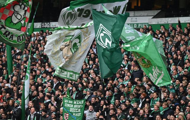 29 November 2025, Bremen: Werder Bremen fans wave their flags in the stands during the German Bundesliga soccer match between Werder Bremen and 1. FC Cologne at the Weser Stadium. Photo: Carmen Jaspersen/dpa - WICHTIGER HINWEIS: Gemäß den Vorgaben der DFL Deutsche Fußball Liga bzw. des DFB Deutscher Fußball-Bund ist es untersagt, in dem Stadion und/oder vom Spiel angefertigte Fotoaufnahmen in Form von Sequenzbildern und/oder videoähnlichen Fotostrecken zu verwerten bzw. verwerten zu lassen.