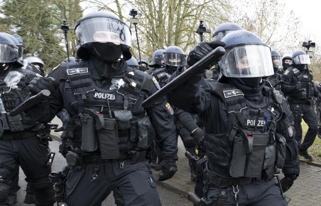 29 November 2025, Hesse, Giessen: Police officers with batons take action as demonstrators protest against the founding meeting of the new Alternative for Germany (AfD) youth organization. Photo: Boris Roessler/dpa