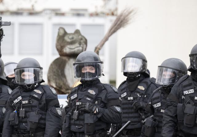 29 November 2025, Hesse, Giessen: Police officers stand near the assembly hall as demonstrators protest against the founding meeting of the new Alternative for Germany (AfD) youth organization. Photo: Boris Roessler/dpa