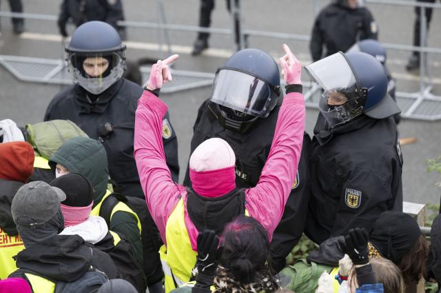 29 November 2025, Hesse, Giessen: A demonstrator extends his middle finger in the direction of the assembly hall during a protest against the founding meeting of the new Alternative for Germany (AfD) youth organization. Photo: Boris Roessler/dpa