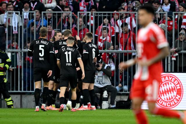 29 November 2025, Bavaria, Munich: St. Pauli players celebrate their side's first goal during the German Bundesliga soccer match between Bayern Munich and FC St. Pauli at Allianz Arena. Photo: Sven Hoppe/dpa - IMPORTANT NOTICE: DFL and DFB regulations prohibit any use of photographs as image sequences and/or quasi-video.