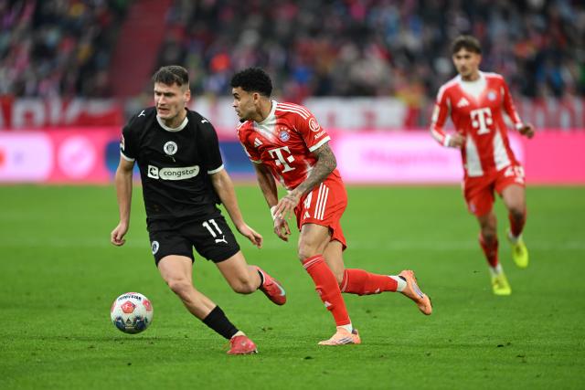 29 November 2025, Bavaria, Munich: St. Pauli's Arkadiusz Pyrka (L) and Bayern Munich's Luis Diaz battle for the ball during the German Bundesliga soccer match between Bayern Munich and FC St. Pauli at Allianz Arena. Photo: Sven Hoppe/dpa - IMPORTANT NOTICE: DFL and DFB regulations prohibit any use of photographs as image sequences and/or quasi-video.