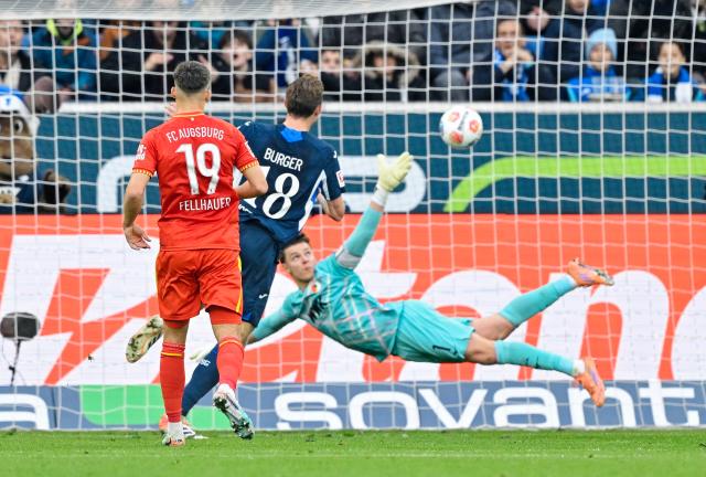 29 November 2025, Baden-Wuerttemberg, Sinsheim: Hoffenheim's Wouter Burger (C) scores his side's second goal during the German Bundesliga soccer match between TSG 1899 Hoffenheim and FC Augsburg at PreZero Arena. Photo: Uwe Anspach/dpa - WICHTIGER HINWEIS: Gemäß den Vorgaben der DFL Deutsche Fußball Liga bzw. des DFB Deutscher Fußball-Bund ist es untersagt, in dem Stadion und/oder vom Spiel angefertigte Fotoaufnahmen in Form von Sequenzbildern und/oder videoähnlichen Fotostrecken zu verwerten bzw. verwerten zu lassen.