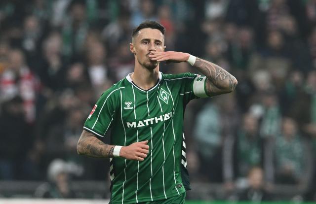29 November 2025, Bremen: Werder Bremen's Marco Friedl celebrates scoring his side's first goal during the German Bundesliga soccer match between Werder Bremen and 1. FC Cologne at the Weser Stadium. Photo: Carmen Jaspersen/dpa - WICHTIGER HINWEIS: Gemäß den Vorgaben der DFL Deutsche Fußball Liga bzw. des DFB Deutscher Fußball-Bund ist es untersagt, in dem Stadion und/oder vom Spiel angefertigte Fotoaufnahmen in Form von Sequenzbildern und/oder videoähnlichen Fotostrecken zu verwerten bzw. verwerten zu lassen.