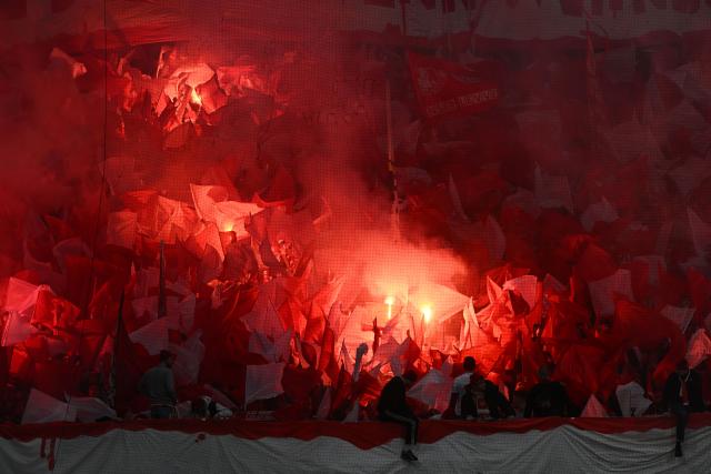29 November 2025, Bremen: Cologne fans set off pyrotechnics during the German Bundesliga soccer match between Werder Bremen and 1. FC Cologne at the Weser Stadium. Photo: Carmen Jaspersen/dpa - WICHTIGER HINWEIS: Gemäß den Vorgaben der DFL Deutsche Fußball Liga bzw. des DFB Deutscher Fußball-Bund ist es untersagt, in dem Stadion und/oder vom Spiel angefertigte Fotoaufnahmen in Form von Sequenzbildern und/oder videoähnlichen Fotostrecken zu verwerten bzw. verwerten zu lassen.