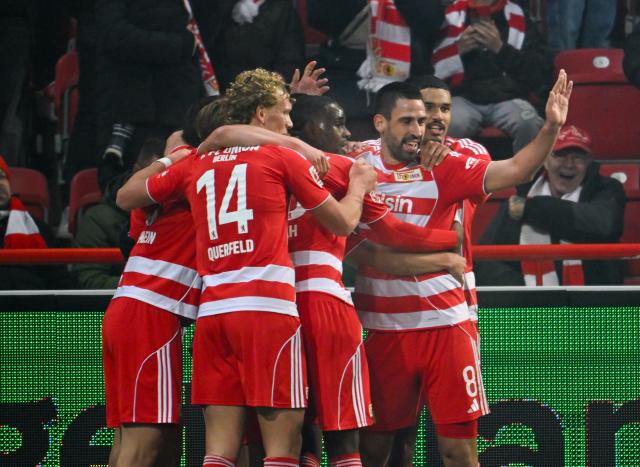29 November 2025, Berlin: Union Berlin goalscorer Rani Khedira (2nd R) celebrate scoring his side's first goal with teammates during the German Bundesliga soccer match between 1. FC Union Berlin and 1. FC Heidenheim at An der Alten Foersterei. Photo: Soeren Stache/dpa - WICHTIGER HINWEIS: Gemäß den Vorgaben der DFL Deutsche Fußball Liga bzw. des DFB Deutscher Fußball-Bund ist es untersagt, in dem Stadion und/oder vom Spiel angefertigte Fotoaufnahmen in Form von Sequenzbildern und/oder videoähnlichen Fotostrecken zu verwerten bzw. verwerten zu lassen.
