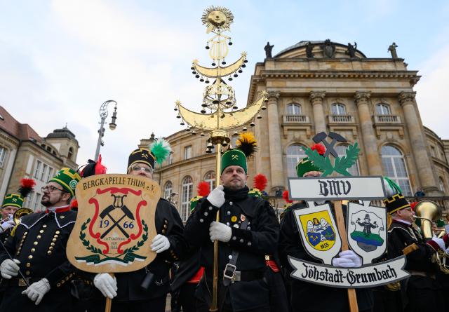 29 November 2025, Saxony, Chemnitz: Participants in a mountain parade line up in the traditional habit on Theaterplatz during the closing of the Capital of Culture Year 2025 in Chemnitz. Photo: Hendrik Schmidt/dpa