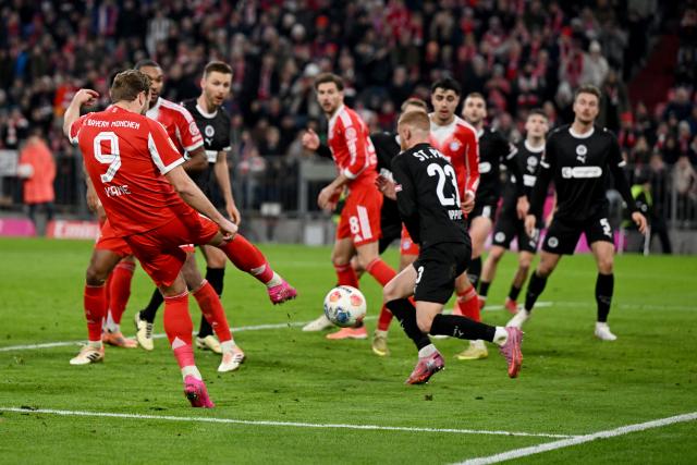 29 November 2025, Bavaria, Munich: Bayern Munich's Harry Kane (L) in action during the German Bundesliga soccer match between Bayern Munich and FC St. Pauli at Allianz Arena. Photo: Sven Hoppe/dpa - IMPORTANT NOTICE: DFL and DFB regulations prohibit any use of photographs as image sequences and/or quasi-video.