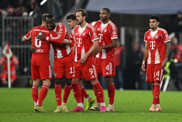 29 November 2025, Bavaria, Munich: Bayern Munich's Nicolas Jackson (2nd L) celebrates scoring his side's third goal with teammates during the German Bundesliga soccer match between Bayern Munich and FC St. Pauli at Allianz Arena. Photo: Sven Hoppe/dpa - IMPORTANT NOTICE: DFL and DFB regulations prohibit any use of photographs as image sequences and/or quasi-video.