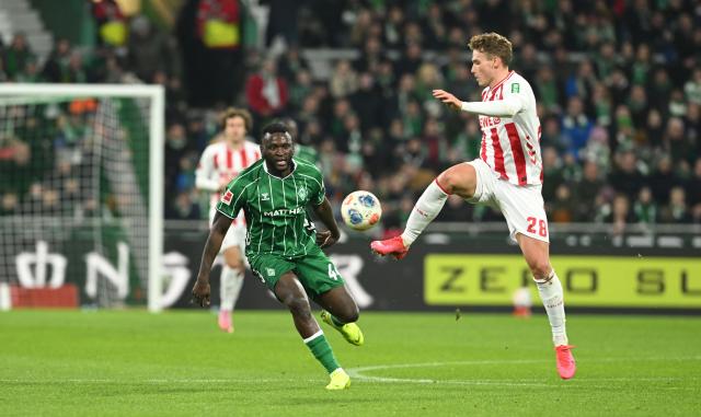 29 November 2025, Bremen: Werder Bremen's Victor Boniface (L) and Cologne's Sebastian Sebulonsen battle for the ball during the German Bundesliga soccer match between Werder Bremen and 1. FC Cologne at the Weser Stadium. Photo: Carmen Jaspersen/dpa - WICHTIGER HINWEIS: Gemäß den Vorgaben der DFL Deutsche Fußball Liga bzw. des DFB Deutscher Fußball-Bund ist es untersagt, in dem Stadion und/oder vom Spiel angefertigte Fotoaufnahmen in Form von Sequenzbildern und/oder videoähnlichen Fotostrecken zu verwerten bzw. verwerten zu lassen.