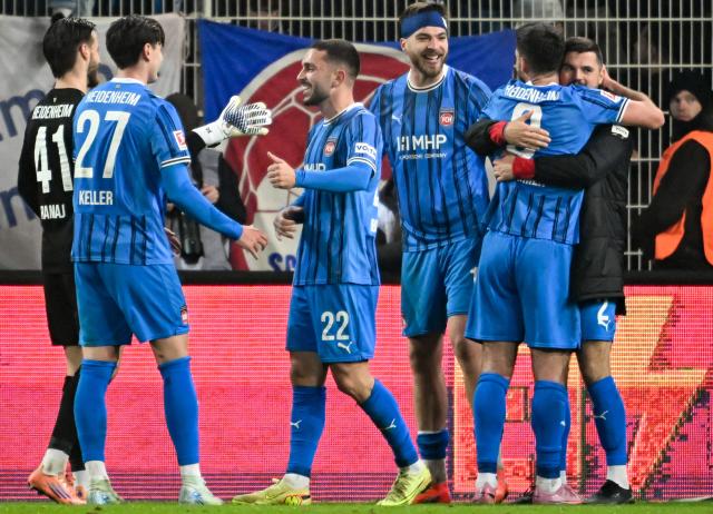 29 November 2025, Berlin: Heidenheim players celebrate after the German Bundesliga soccer match between 1. FC Union Berlin and 1. FC Heidenheim at An der Alten Foersterei. Photo: Soeren Stache/dpa - WICHTIGER HINWEIS: Gemäß den Vorgaben der DFL Deutsche Fußball Liga bzw. des DFB Deutscher Fußball-Bund ist es untersagt, in dem Stadion und/oder vom Spiel angefertigte Fotoaufnahmen in Form von Sequenzbildern und/oder videoähnlichen Fotostrecken zu verwerten bzw. verwerten zu lassen.