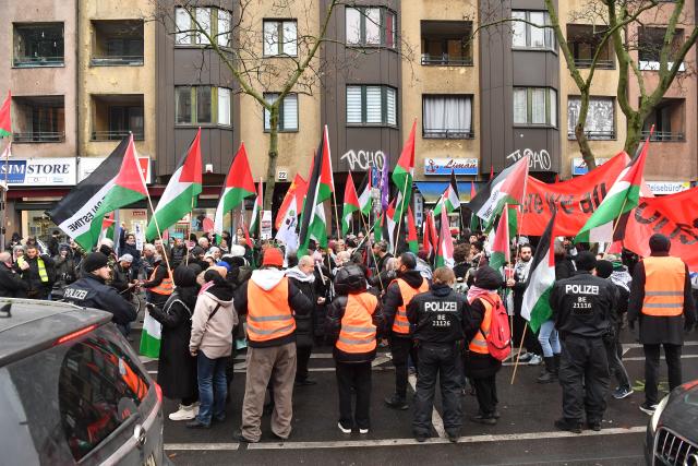 29 November 2025, Berlin: People holding flags during the pro-Palestinian demonstration "Stop the complicity. Sanctions now!" march towards Kottbuser Tor. Photo: Paul Zinken/dpa