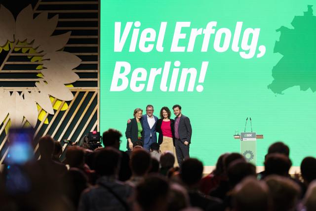 29 November 2025, Lower Saxony, Hanover: (L-R) Alliance 90/The Greens Federal Chairwoman Franziska Brantner, top candidates for the 2026 elections to the Berlin House of Representatives Werner Graf and Bettina Jarasch and Federal Chairman Felix Banaszak stand on stage at the federal party conference of Alliance 90/The Greens. Photo: Michael Matthey/dpa