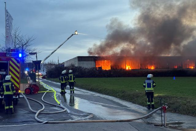 29 November 2025, North Rhine-Westphalia, Bielefeld: Firefighters try to extinguish the burning hall in a metal processing company in Bielefeld. Photo: Christian Müller/dpa