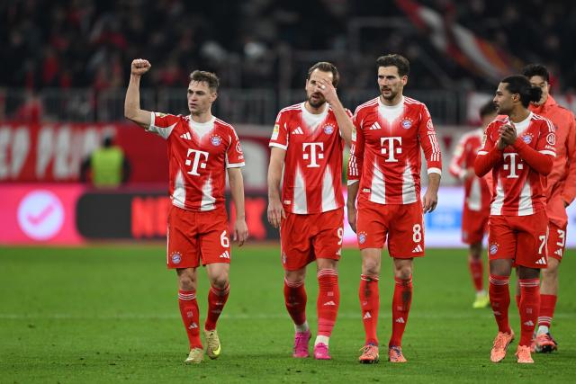 29 November 2025, Bavaria, Munich: (L-R) Bayern players Joshua Kimmich, Harry Kane, Leon Goretzka and Serge Gnabry  celebrate with fans after the German Bundesliga soccer match between Bayern Munich and FC St. Pauli at Allianz Arena. Photo: Sven Hoppe/dpa - IMPORTANT NOTICE: DFL and DFB regulations prohibit any use of photographs as image sequences and/or quasi-video.