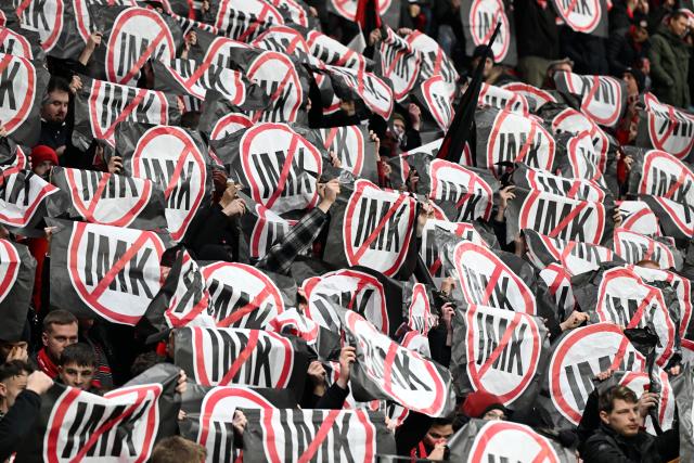 29 November 2025, North Rhine-Westphalia, Leverkusen: Leverkusen fans hold up protest posters against the planned political measures for security in stadiums during the German Bundesliga soccer match between Bayer Leverkusen and Borussia Dortmund at BayArena. Photo: Federico Gambarini/dpa - WICHTIGER HINWEIS: Gemäß den Vorgaben der DFL Deutsche Fußball Liga bzw. des DFB Deutscher Fußball-Bund ist es untersagt, in dem Stadion und/oder vom Spiel angefertigte Fotoaufnahmen in Form von Sequenzbildern und/oder videoähnlichen Fotostrecken zu verwerten bzw. verwerten zu lassen.
