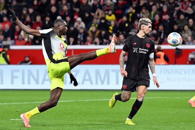 29 November 2025, North Rhine-Westphalia, Leverkusen: Bayer Leverkusen's Robert Andrich (R) and Borussia Dortmund's Serhou Guirassy battle for the ball during the German Bundesliga soccer match between Bayer Leverkusen and Borussia Dortmund at BayArena. Photo: Federico Gambarini/dpa - WICHTIGER HINWEIS: Gemäß den Vorgaben der DFL Deutsche Fußball Liga bzw. des DFB Deutscher Fußball-Bund ist es untersagt, in dem Stadion und/oder vom Spiel angefertigte Fotoaufnahmen in Form von Sequenzbildern und/oder videoähnlichen Fotostrecken zu verwerten bzw. verwerten zu lassen.